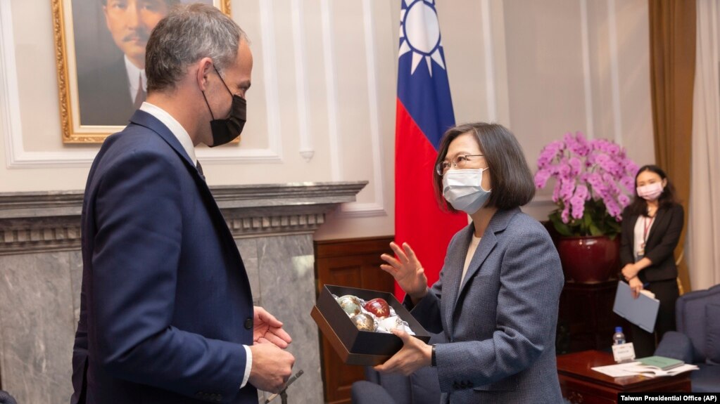 资料照：台湾总统蔡英文在台湾总统府会晤到访的欧盟外国影响委员会主席拉斐尔·格拉科斯曼。（2021年11月4日）(photo:VOA)