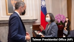 资料照：台湾总统蔡英文在台湾总统府会晤到访的欧盟外国影响委员会主席拉斐尔·格拉科斯曼。（2021年11月4日）