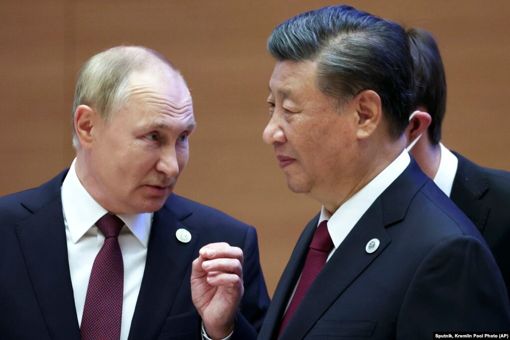 中国领导人习近平与俄罗斯总统普京在乌兹别克斯坦撒马尔罕出席上海合作组织首脑会议期间交谈。（2022年9月16日）(photo:VOA)