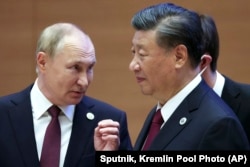 中國領導人習近平與俄羅斯總統普京在烏茲別克斯坦撒馬爾罕出席上海合作組織首腦會議期間交談。 （2022年9月16日）