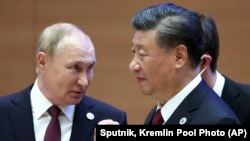 中國領導人習近平與俄羅斯總統普京在烏茲別克斯坦撒馬爾罕出席上海合作組織首腦會議期間交談。（2022年9月16日）