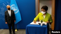 Menteri Luar Negeri Retno Marsudi menandatangani buku tamu ketika bertemu dengan Sekretaris Jenderal PBB Antonio Guterres di markas PBB di New York, pada 18 September 2022. (Foto: Pool via Reuters/Craig Ruttle)