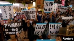 日本民眾在東京舉牌反對9月27日為前首相安倍晉三計劃舉行的國葬。 （2022年9月25日）