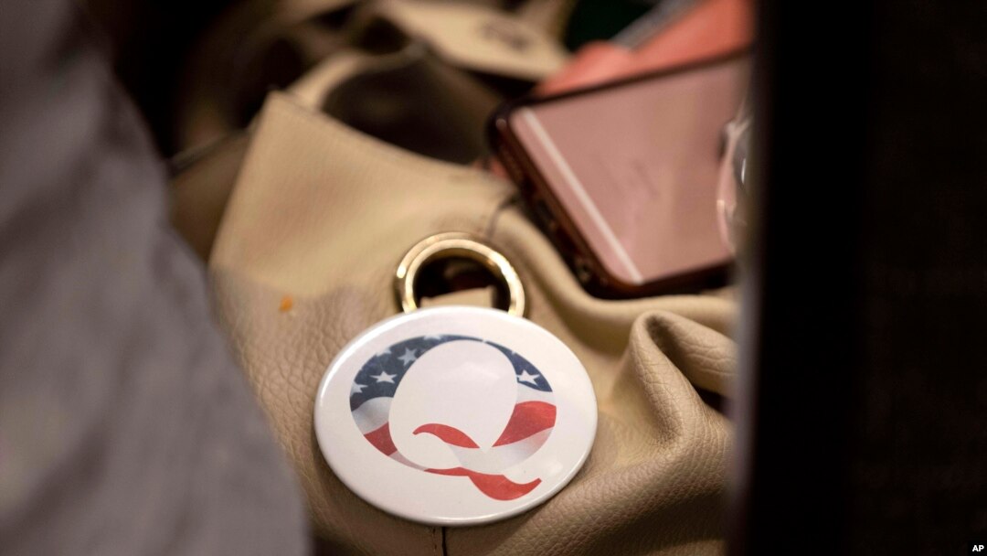 Pin QAnon, sebuah teori konspirasi, terpasang pada salah satu tas milik pengunjung acara Forum Integritas Pemilu Nebraska yang digelar di Omaha, Nebraska, pada 27 Agustus 2022. (Foto: AP/Rebecca S. Gratz)