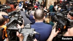 ARHIVA - Crnogorski premijer Dritan Abazović obraća se novinarima (Foto: REUTERS/Stevo Vasiljevic)