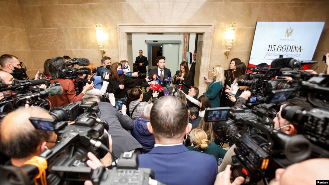 ARHIVA - Premijer Crne Gore u tehničkom mandatu Dritan Abazović pred novinarima u Skupštini Crne Gore, 4. februara 2022. 