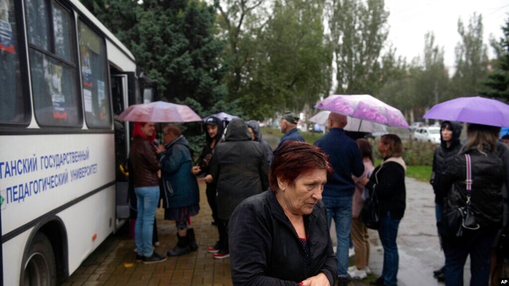 2022年9月23日星期五，人们在乌克兰卢甘斯克的移动投票站前排队参加全民投票。(photo:VOA)