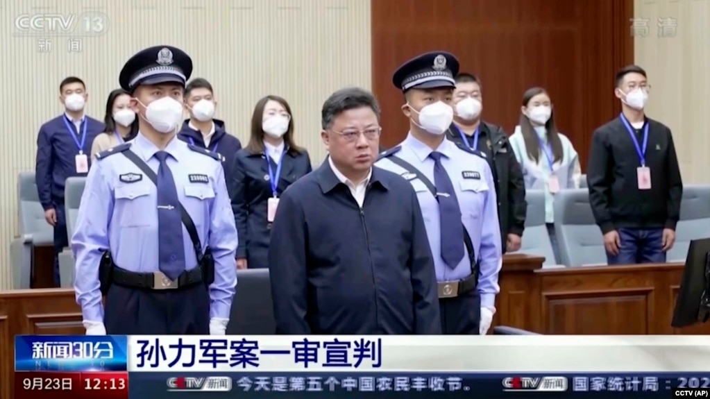 中国央视播放的中国前公安部副部长孙力军在长春一家法院上听法庭宣判的电视画面。（2022年9月23日）(photo:VOA)