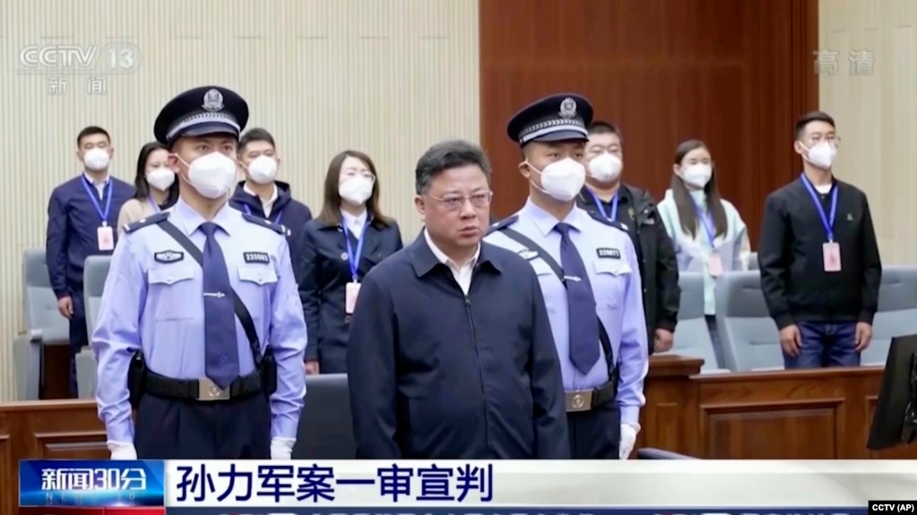 中国央视播放的中国前公安部副部长孙力军在长春一家法院上听法庭宣判的电视画面。（2022年9月23日）(photo:VOA)