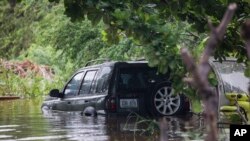 Un vehículo se sumerge después del huracán Fiona en Salinas, Puerto Rico, el 19 de septiembre de 2022.