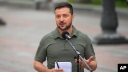 El presidente de Ucrania, Volodymyr Zelenskyy, habla durante una conferencia de prensa conjunta con la presidenta de la Comisión Europea, Ursula von der Leyen, en Kyiv, Ucrania, el jueves 15 de septiembre de 2022. (Foto AP/Efrem Lukatsky)