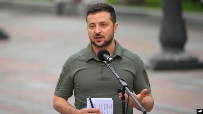 El presidente de Ucrania, Volodymyr Zelenskyy, habla durante una conferencia de prensa conjunta con la presidenta de la Comisión Europea, Ursula von der Leyen, en Kyiv, Ucrania, el jueves 15 de septiembre de 2022. (Foto AP/Efrem Lukatsky)