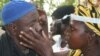 ARCHIVO - Los residentes de una aldea en Malí son examinados para detectar tracoma, una enfermedad tropical desatendida y la principal causa infecciosa de ceguera en el mundo, el 23 de enero de 2017. (The Carter Center vía AP)
