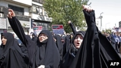 23일 이란 수도 테헤란에서 히잡 착용을 찬성하는 여성들이 구호를 외치며 행진하고 있다. 
