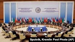 资料照：上海合作组织成员国领导人在乌兹别克斯坦撒马尔罕出席峰会。（2022年9月16日）