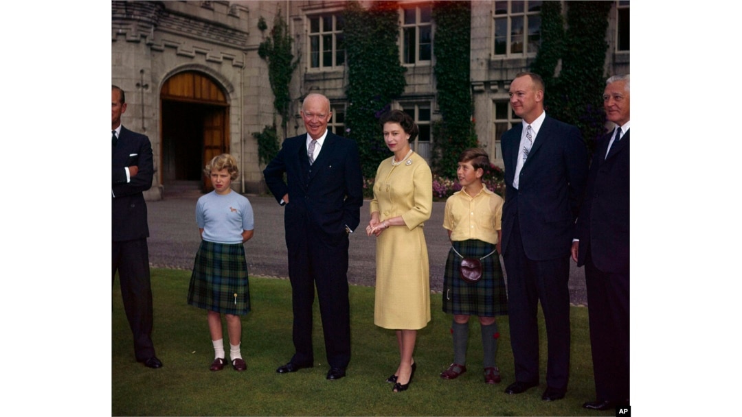 Ratu Inggris Elizabeth II berdiri di atas tanah Kastil Balmoral, di Royal Deeside, Skotlandia, antara Presiden AS Dwight D. Eisenhower dan Pangeran Charles, 29 Agustus 1959. (Foto: AP)