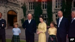 FILE - RAtu elizabeth II berdiri di antara Presiden AS Dwight D. Eisenhower dan Pangeran Charles, di Kastil Balmoral, di Royal Deeside, Skotlandia, 29 Agustus 1959.