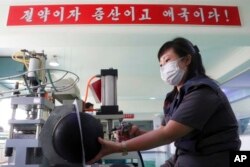 지난 6월 북한 평양의 체육용품 공장.