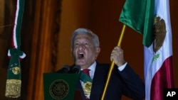 El presidente mexicano Andrés Manuel López Obrador da el grito anual para dar inicio a las celebraciones del Día de la Independencia desde el balcón del Palacio Nacional en la Ciudad de México, el jueves 15 de septiembre de 2022. (AP Foto/Fernando Llano)