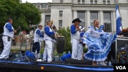 El Salvador cerró el Desfile de las Naciones con presentaciones de bandas de paz y música en vivo durante el recorrido.  (Foto VOA / Tomás Guevara)