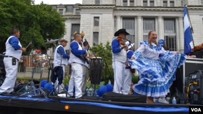 El Salvador cerró el Desfile de las Naciones con presentaciones de bandas de paz y música en vivo durante el recorrido. (Foto VOA / Tomás Guevara)