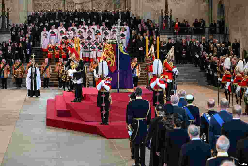 Vista general durante la recepción del ataúd de la reina Isabel el salón Westminster en Londres, el 14 de septiembre de 2022.