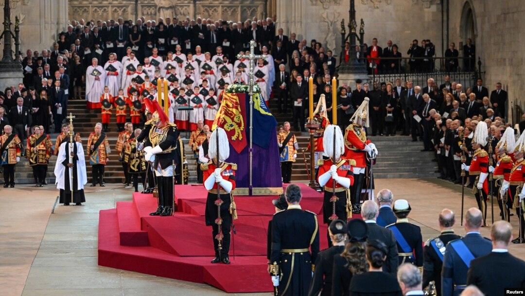 Jenazah Ratu Elizabeth II disemayamkan dalam sebuah prosesi di Westminster Hall di London, pada 14 September 2022. (Foto: UK Parliament/Jessica Taylor/Handout via Reuters)