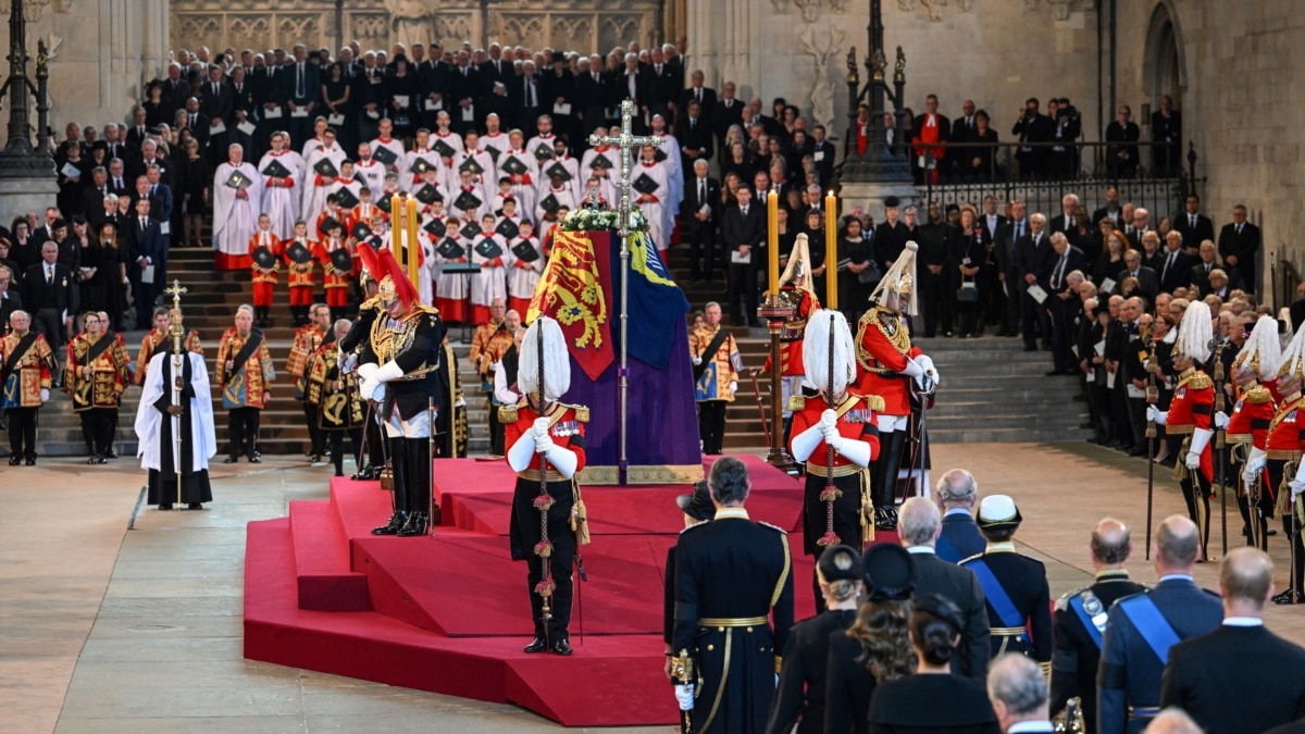 Jenazah Ratu Elizabeth II Disemayamkan di Westminster Hall - Vimarsana News