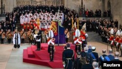 Jenazah Ratu Elizabeth II disemayamkan dalam sebuah prosesi di Westminster Hall di London, pada 14 September 2022. (Foto: UK Parliament/Jessica Taylor/Handout via Reuters)