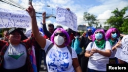 Feministas participan en una protesta contra el presidente de El Salvador, Nayib Bukele, en San Salvador, El Salvador, el 15 de septiembre de 2022. REUTERS/Jessica Orellana