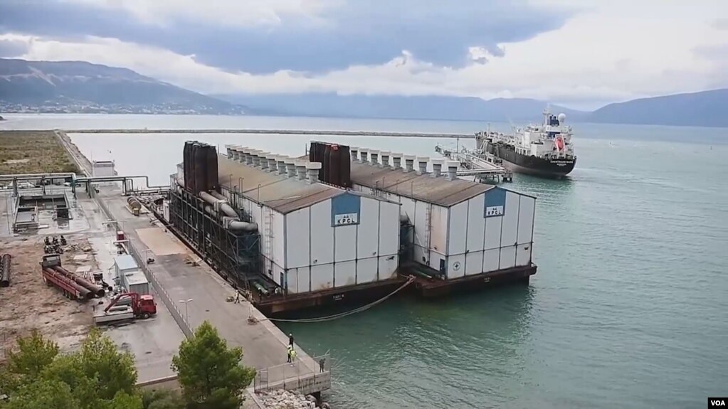 Balluku e Kim vizitojnë TEC-et lundruese në Vlorë. Prodhimi pritet të nis në fund të vitit