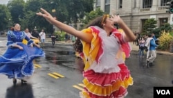 Jóvenes venezolanas lucem atuendos festivo regional en Fiesta DC. (Foto VOA / Tomás Guevara)