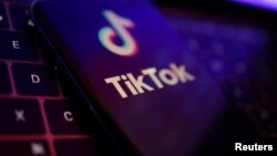 Logo TikToka na ekranu mobilnog telefona.