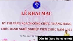 Logo hình ảnh "rắn ngậm phong bì" trên phông tại sự kiện của Bộ Y tế ở trường Đại học Y Hà Nội hôm 10/9.