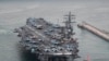 امریکہ کا طیارہ بردار بحری جہاز یو ایس ایس رونلڈ ریگن بوسان ، جنوبی کوریا کے ایک ساحل سے روانہ ہورہا ہے ، فوٹو اے پی 26 ستمبر 2022