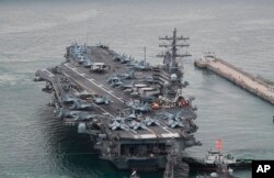 美国海军罗纳德·里根号航母驶离韩国釜山海军基地。（2022年9月26日）