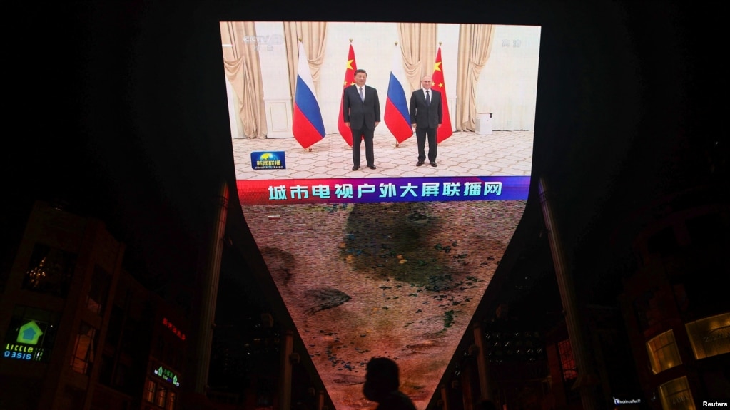 在乌兹别克斯坦举行的上海合作组织峰会期间，在中国北京的一块巨大显示屏正在播放中国国家主席习近平和俄罗斯总统普京的合影留念。(2022年9月16日)(photo:VOA)