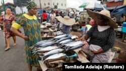 Un don de 18 millions de FCFA pour booster les activités des vendeuses de poissons d'Abidjan