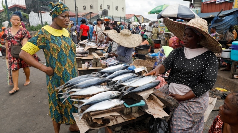 Un don de 18 millions de FCFA pour booster les activités des vendeuses de poissons d'Abidjan