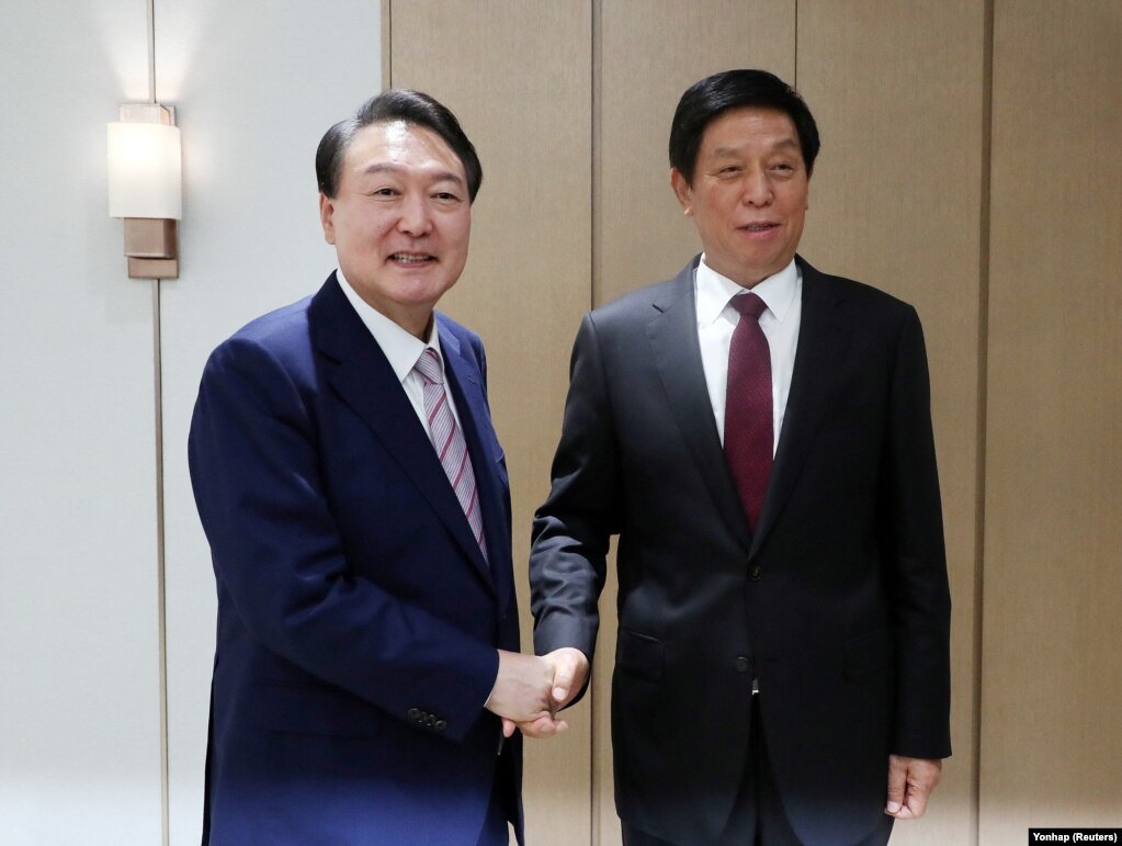 韩国总统尹锡悦（左）在首尔龙山总统府会见到访的中国全国人大常委会委员长栗战书。（2022年9月16日）(photo:VOA)
