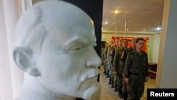 自行宣布的“卢甘斯克人民共和国”的武装人员在部队所在地排队参加入俄公投。(2022年9月23日)