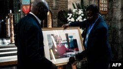 Un portrait de la reine Elizabeth II de Grande-Bretagne est placé sur un socle avant un service religieux célébré en sa mémoire à la cathédrale anglicane de Harare, au Zimbabwe, le 15 septembre 2022. 