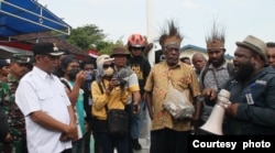 Masyarakat adat Lembah Grime Nawa saat menyampaikan aspirasinya terkait tanah adat di depan kantor Bupati Jayapura, 7 September 2022 (Courtesy: LBH Papua)