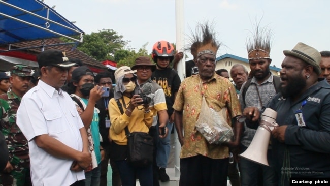 Masyarakat adat Lembah Grime Nawa saat menyampaikan aspirasinya terkait tanah adat di depan kantor Bupati Jayapura, pada 7 September 2022. (Foto: Courtesy of LBH Papua)