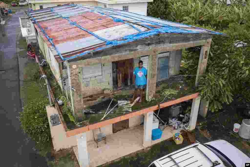 Jetsabel Osorio en su casa dañada hace cinco años por el huracán María antes de la llegada de la tormenta tropical Fiona a Loiza, Puerto Rico, el sábado 17 de septiembre de 2022. (Foto AP/Alejandro Granadillo)