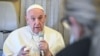 Папа Франциск відповідав на запитання журналістів у літаку, повертаючись у Рим з конгресу релігійних лідерів у столиці Казахстану Нур-Султані. 15 вересня 2022 р.