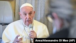 教宗方济各访问哈萨克斯坦努尔苏丹后，在返回罗马时专机上举行新闻发布会上回答记者提问。(2022年9月15日)