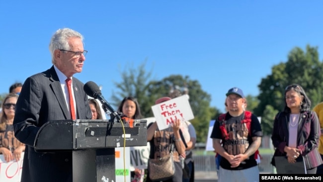 Dân biểu Alan Lowenthal, đại diện Địa hạt 47 ở California, giới thiệu Đạo luật Cứu trợ Đông Nam Á, được gần 20 dân biểu khác cùng bảo trợ, hôm 20/9.