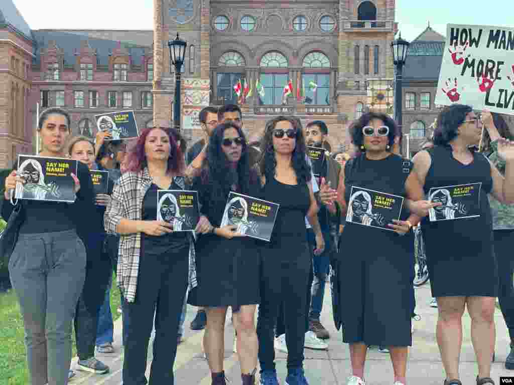 تجمع تعدادی از ایرانیان ساکن تورنتو برای بزرگداشت مهسا امینی و اعلام همبستگی با مردم معترض ایران