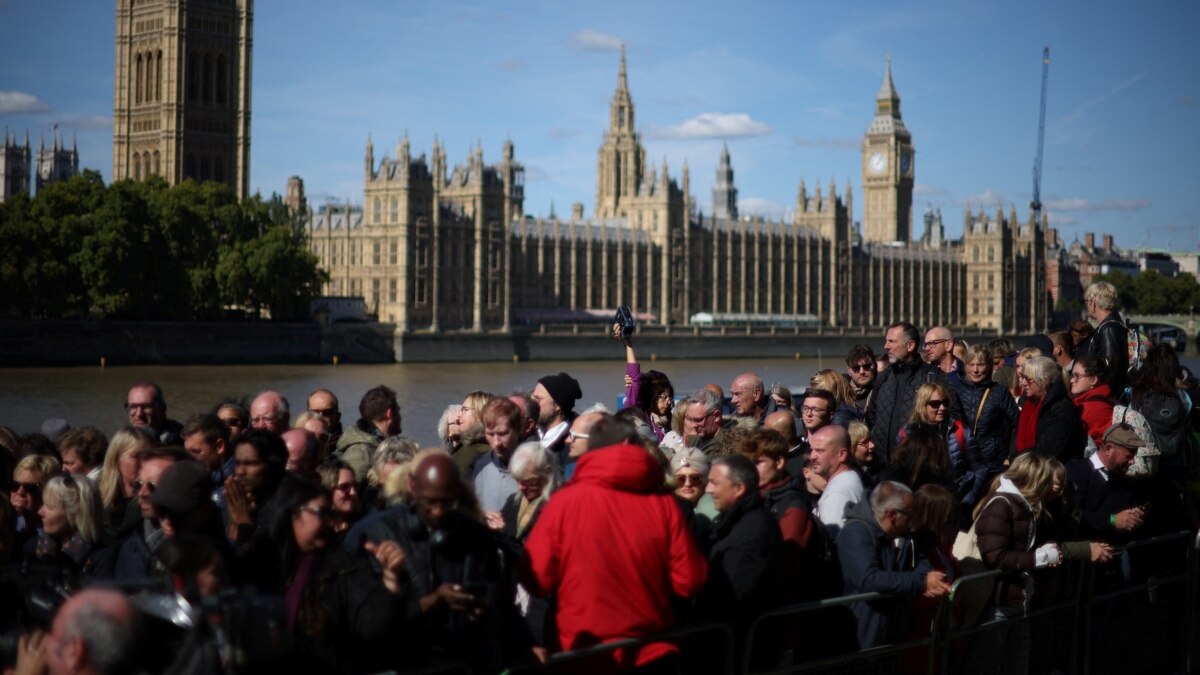 Thousands Wait in Cold to Pay Respects to Queen Elizabeth II - Vimarsana News